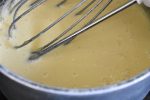 Creme anglaise – her får du en nem opskrift på klassisk vaniljesauce.