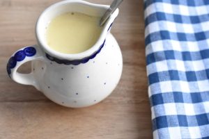 Creme anglaise – her får du en nem opskrift på klassisk vaniljesauce.