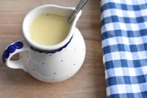 Creme anglaise – her får du en nem opskrift på klassisk vaniljesauce.