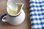 Creme anglaise – her får du en nem opskrift på klassisk vaniljesauce.