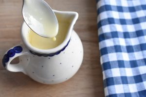 Creme anglaise – her får du en nem opskrift på klassisk vaniljesauce.