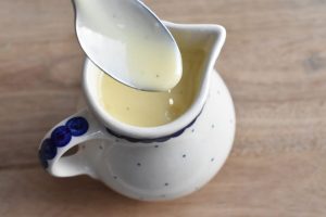Creme anglaise – her får du en nem opskrift på klassisk vaniljesauce.