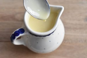 Creme anglaise – her får du en nem opskrift på klassisk vaniljesauce.