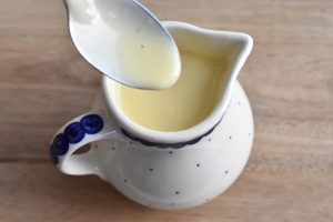 Creme anglaise – her får du en nem opskrift på klassisk vaniljesauce.