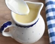 Creme anglaise – her får du en nem opskrift på klassisk vaniljesauce.