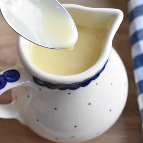 Creme anglaise – her får du en nem opskrift på klassisk vaniljesauce.