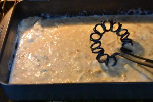 Æggemassen til scrambled eggs begynder at tykne