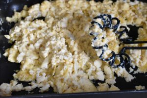 Færdige scrambled eggs