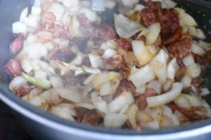 Gnocchi i tomatsauce med bacon og fløde - one pot opskrift - bacon og løg steges