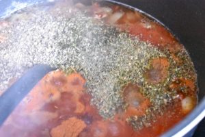 Gnocchi i tomatsauce med bacon og fløde - one pot opskrift - flåede tomater tilsættes