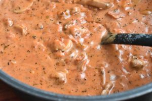 Tomatsauce med bacon og fløde