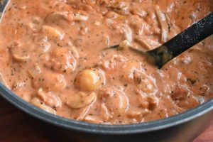 Gnocchi i tomatsauce med bacon og fløde - one pot opskrift