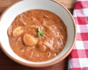 Gnocchi i tomatsauce med bacon og fløde - one pot opskrift