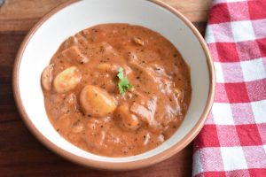 Gnocchi i tomatsauce med bacon og fløde - one pot opskrift