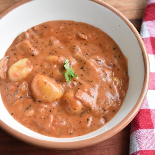 Gnocchi i tomatsauce med bacon og fløde - one pot opskrift