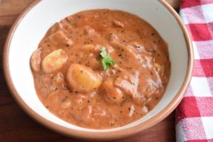 Gnocchi i tomatsauce med bacon og fløde - one pot opskrift