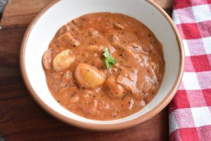 Gnocchi i tomatsauce med bacon og fløde - one pot opskrift