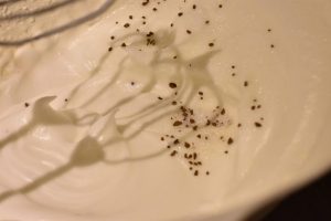 Nescafe blandes med sukker - til kaffemarengs