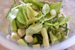 Green Goddess salat - nem opskrift på grøn kålsalat - ingredienser til dressingen i stavblender
