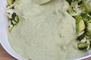 Green Goddess salat - nem opskrift på grøn kålsalat