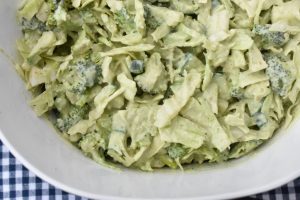 Green Goddess salat - nem opskrift på grøn kålsalat