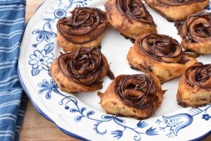 Kanelsnegle med chokoladeglasur på fad