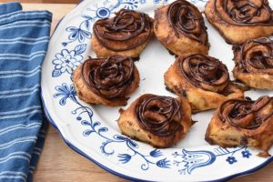 Kanelsnegle med chokoladeglasur på ½ time - med lidt snyd
