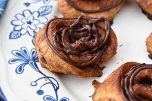 Kanelsnegle med chokoladeglasur på ½ time - med lidt snyd