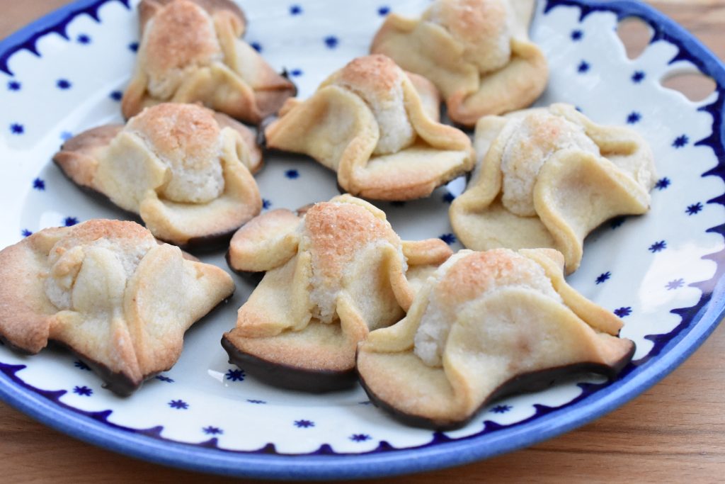 Napoleonshatte opskrift - sprød klassisk kage med marcipan