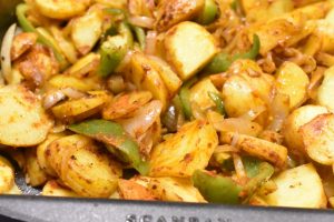 Flødekartofler med paprika ingredienser svitses sammen