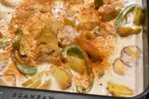 Flødekartofler med paprika klar til ovn