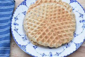 Vafler med havregryn på tallerken.