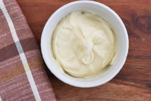 Cream cheese frosting - opskrift på flødeostecreme - i skål