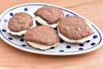 Whoopie pies opskrift - chokolade cookies med smørcreme