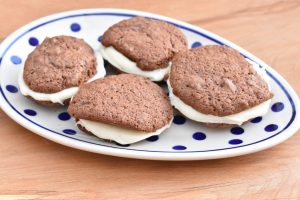 Whoopie pies opskrift - chokolade cookies med smørcreme