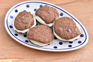 Whoopie pies opskrift - chokolade cookies med smørcreme