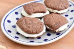 Whoopie pies opskrift - chokolade cookies med smørcreme