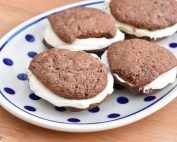 Whoopie pies opskrift - chokolade cookies med smørcreme