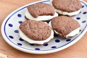 Whoopie pies opskrift - chokolade cookies med smørcreme