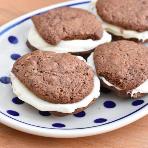 Whoopie pies opskrift - chokolade cookies med smørcreme