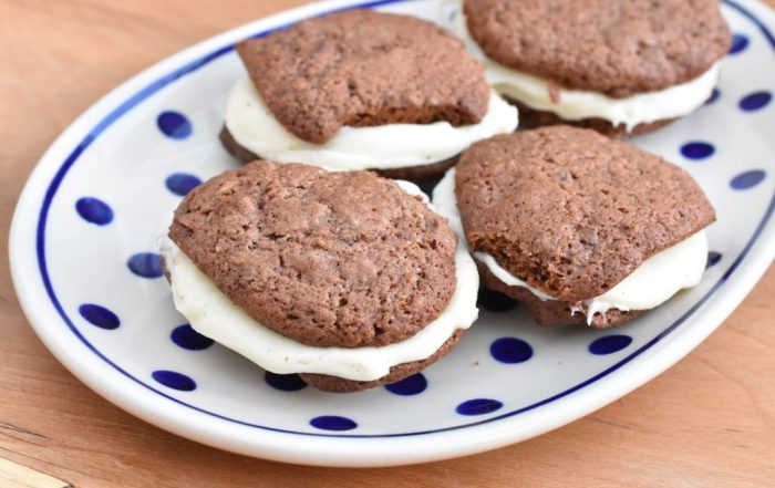 Whoopie pies opskrift - chokolade cookies med smørcreme