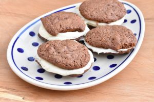 Whoopie pies opskrift - chokolade cookies med smørcreme