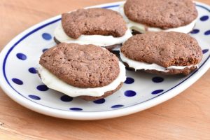 Whoopie pies opskrift - chokolade cookies med smørcreme