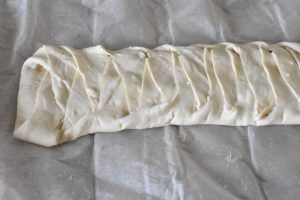 Kringle med brunsvigerfyld - nem opskrift med butterdej. Den flettede stang, før den kommer i ovnen