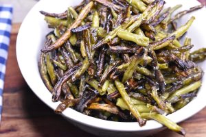 Bønner med parmesan - sprøde bønnefritter - i skål 