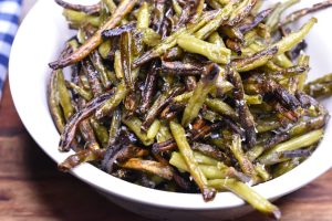 Bønner med parmesan - sprøde bønnefritter - i skål 