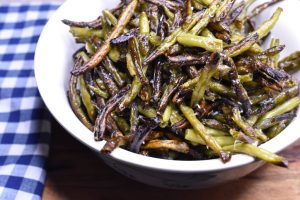 Bønner med parmesan - sprøde bønnefritter - i skål 