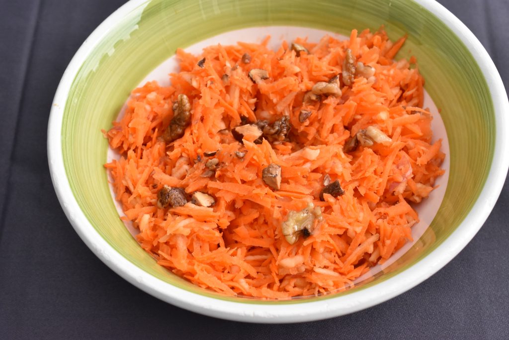 Råkost - opskrift på nem rokostsalat med gulerødder og æbler