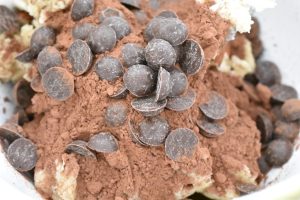 DSC_0967 • nogetiovnen.dk Chocolate chip cookies - nem opskrift - kakao og chokolade tilsættes