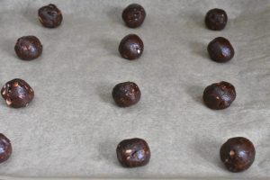 DSC_0969 • nogetiovnen.dk Chocolate chip cookies - nem opskrift - dejen trilles til kugler